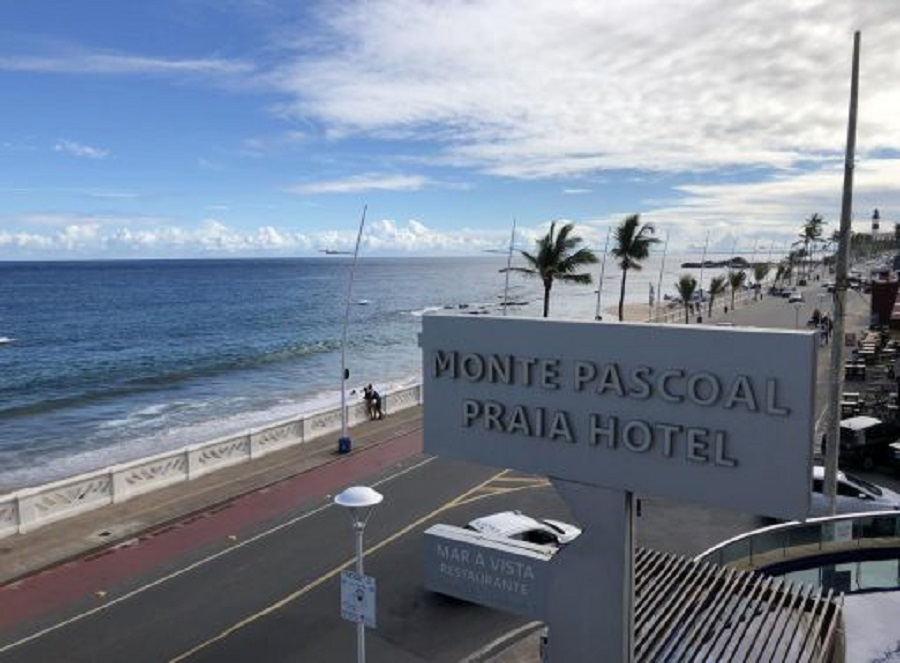 Hóspedes de hotel na Barra, em Salvador, promovem 'chuva de dinheiro' e geram confusão na rua